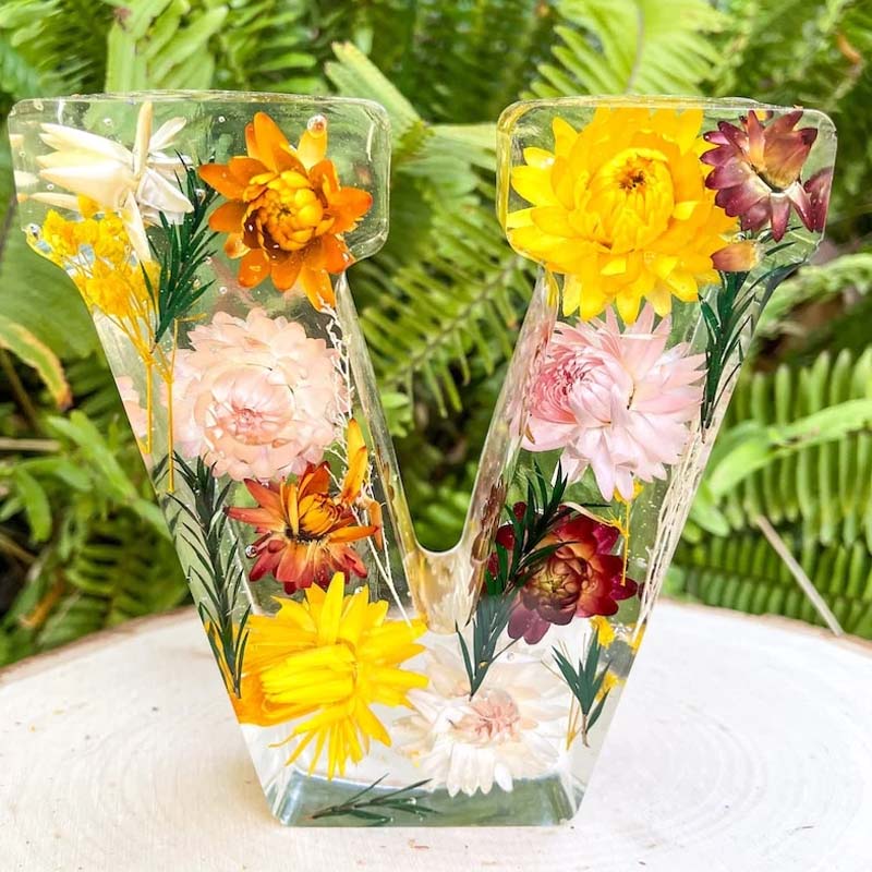 Nachtlicht in eleganter Buchstabenform, mit leuchtenden LEDs & dekorativen Harzblumen; ein Unikat.