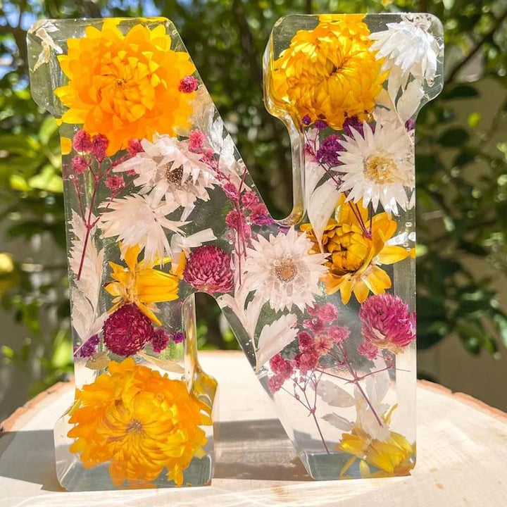 Deko-Licht: LED-Buchstaben mit kunstvollen Harzblumen, schafft ein beruhigendes Ambiente im Raum.