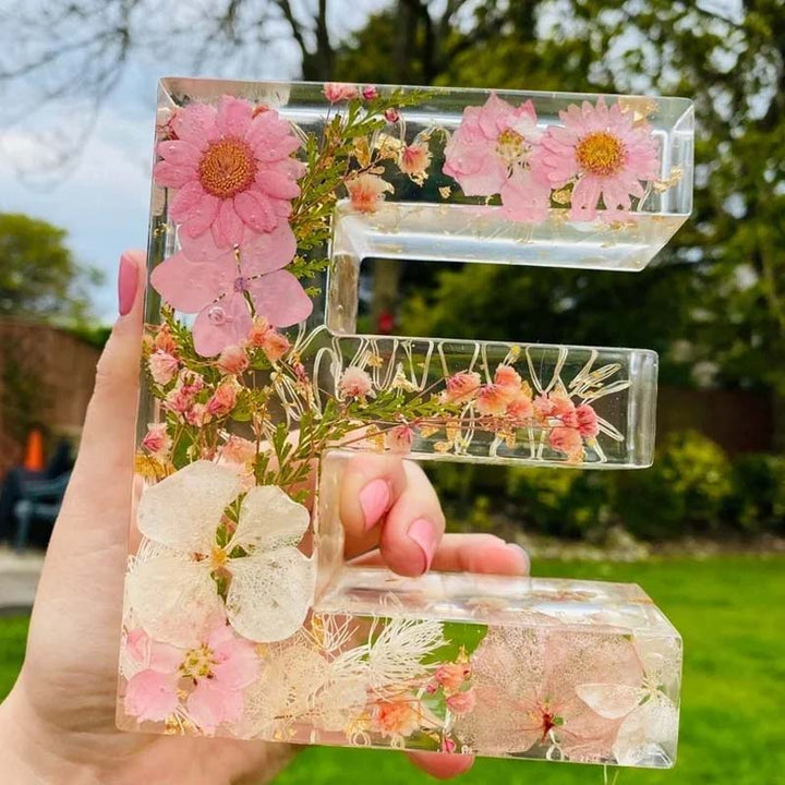 Schönes LED-Nachtlicht als Buchstabe 'M' mit bunten Harzblumen, ideal für Schlafzimmerdeko.