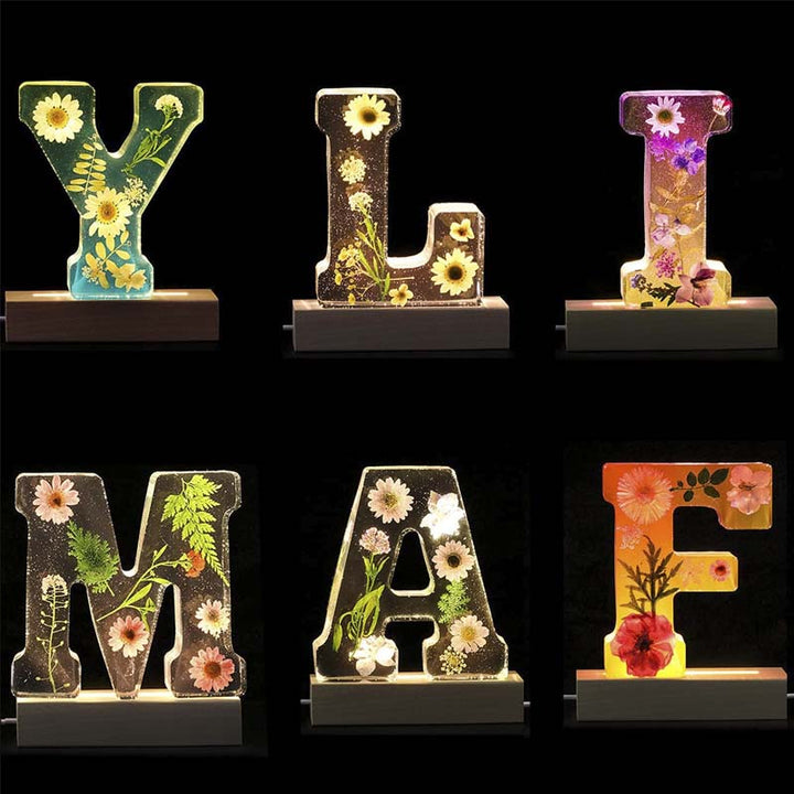 Handgefertigtes LED-Nachtlicht: Buchstabe mit eingegossenen Harzblumen, eine besondere LED-Lampe.