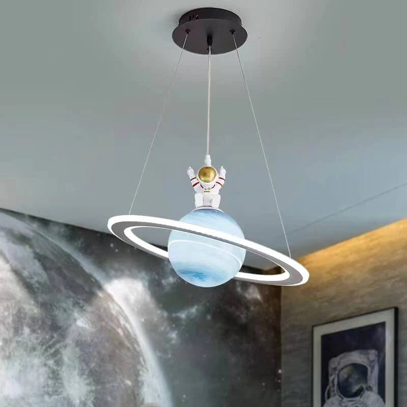 Akzentbeleuchtung: LED Planeten Hängeleuchte, schafft ein warmes und fantasievolles Kinderzimmerlicht.