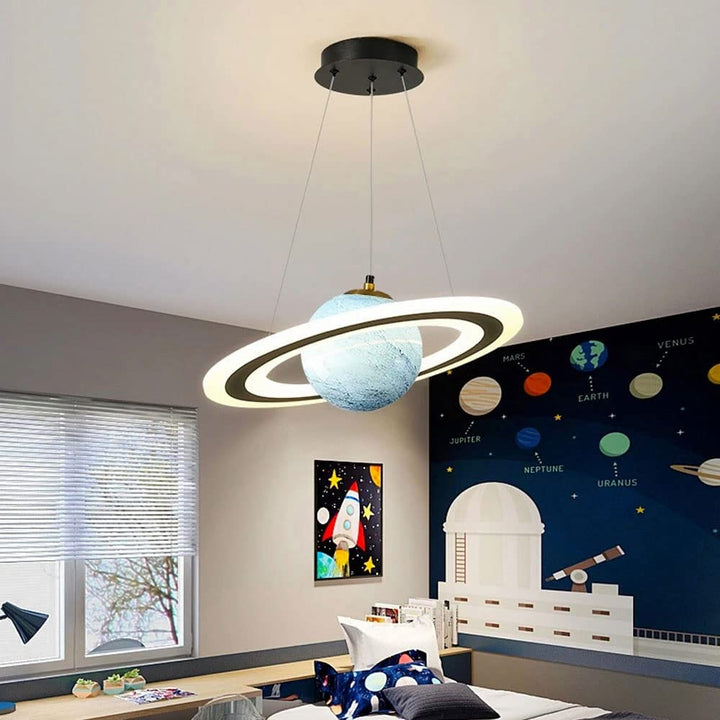 Futuristische LED Planeten Hängeleuchte, modernes Design bringt das Universum ins Kinderzimmer.