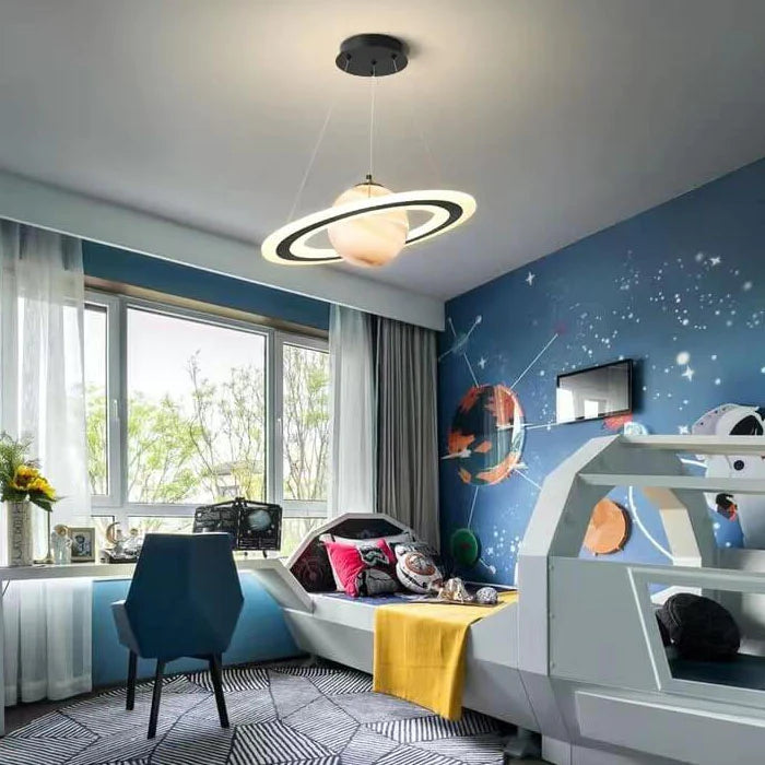Bunte Planeten LED-Deckenlampe für das Kinderzimmer, schafft ein spannendes Weltraum-Abenteuer.