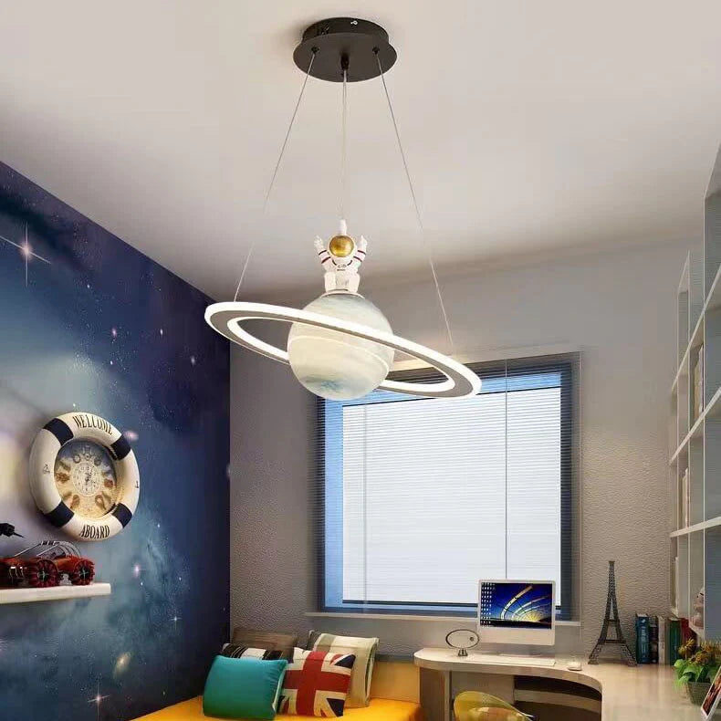 Stimmungsvolle LED-Hängeleuchte, projiziert Planetenlicht, ideal als Nachtlicht im Kinderzimmer.