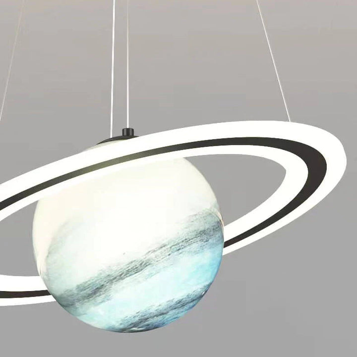 LED Planeten Hängeleuchte im Kinderzimmer, sorgt für helle Beleuchtung und Weltraum-Ambiente.