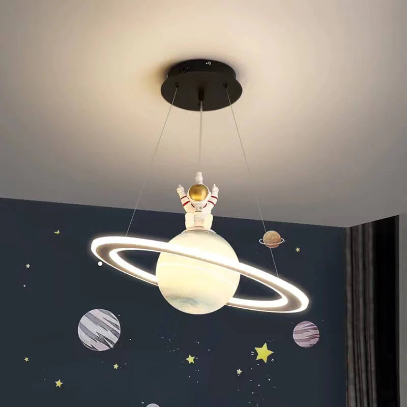 Kinderzimmerlampe mit leuchtenden Planeten, moderne LED-Technik für sicheres, schönes Licht.
