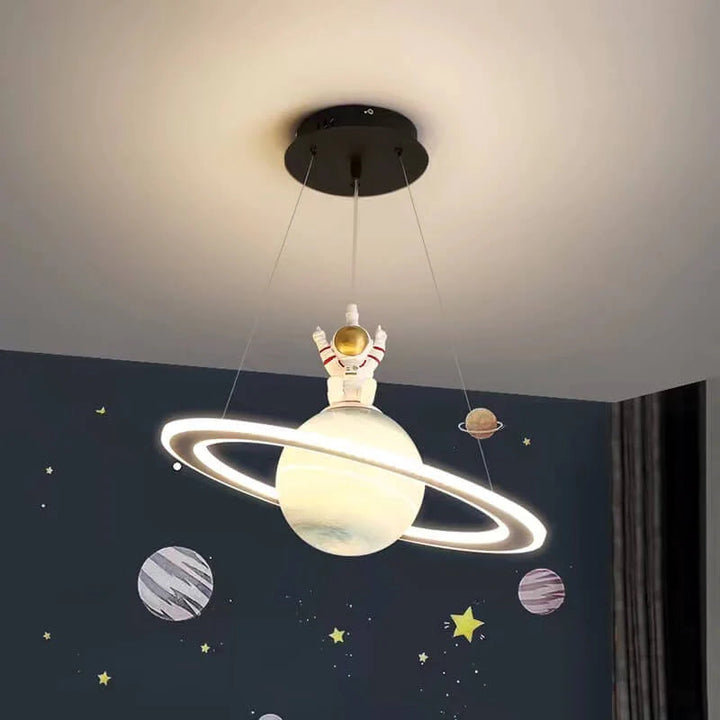 Kinderzimmerlampe mit leuchtenden Planeten, moderne LED-Technik für sicheres, schönes Licht.