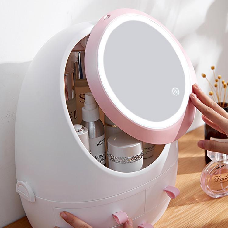 Praktische Kosmetikbox mit beleuchtetem LED Schminkspiegel für ordentliche Make-up Aufbewahrung.