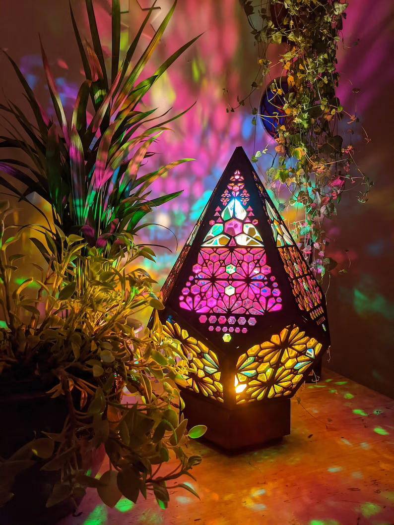 Moderne LED Nachttischlampe im Glasblock-Design, erzeugt Sternenlicht-Effekt für gemütliches Schlafzimmer-Ambiente.