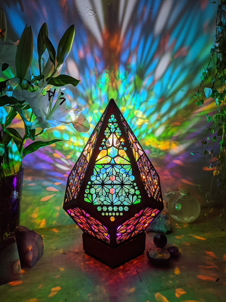 Dekorative LED Stimmungslicht-Lampe aus Glasblock, perfekt als stilvolles Geschenk oder Akzent im Flur.