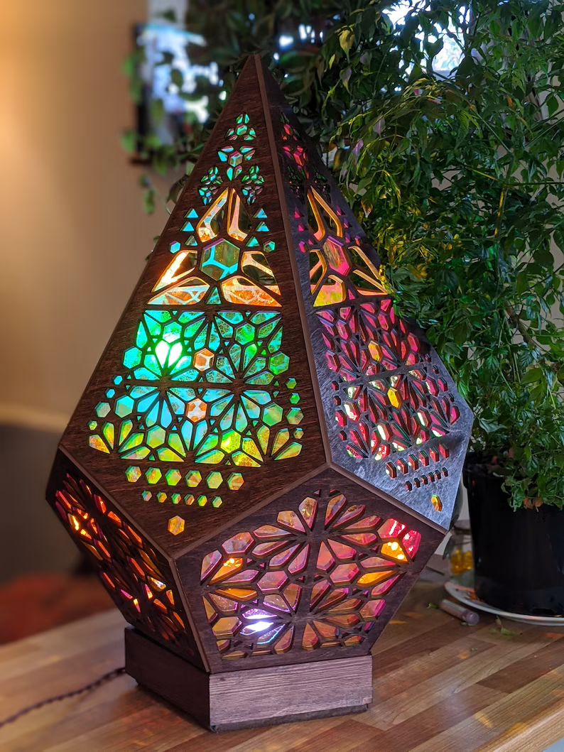 Bohemian-inspirierte LED Tischlampe Sternenlicht, ein Blickfang auf dem Sideboard oder im Essbereich.