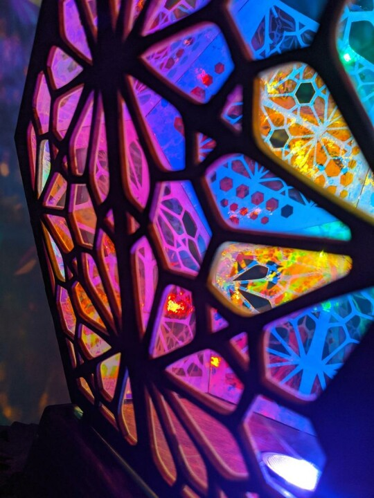 Nahaufnahme der LED Glasblock-Lampe, die ein faszinierendes Sternenlicht-Muster an die Wand projiziert.