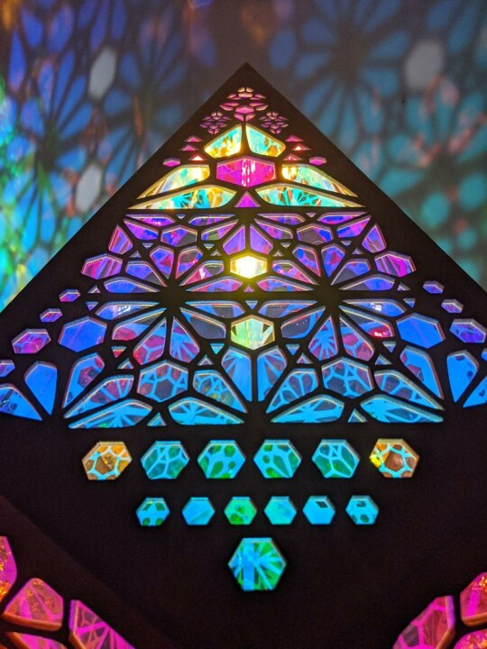 Elegante LED Tischlampe mit massivem Glasblock, sorgt für ein beruhigendes Sternenlicht im Schlafzimmer.