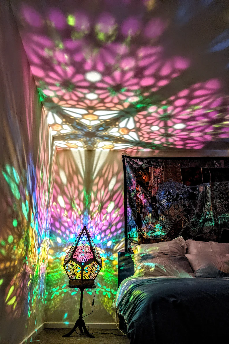 Detailansicht der hochwertigen Glasblock LED-Lampe, mit sanftem Sternenlicht, das ein warmes Leuchten verbreitet.