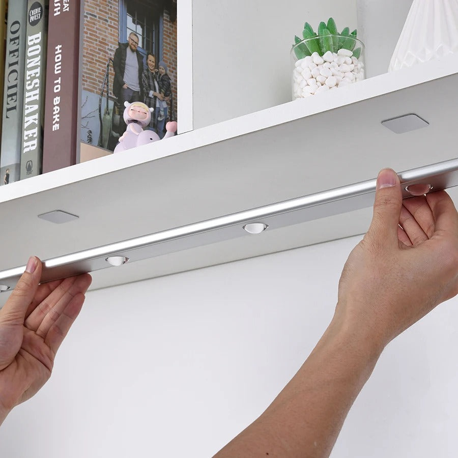 Silberne LED Sensorleuchte für Schrankbeleuchtung, dimmbar, kabellos & magnetisch montierbar, mit Bewegungssensor.