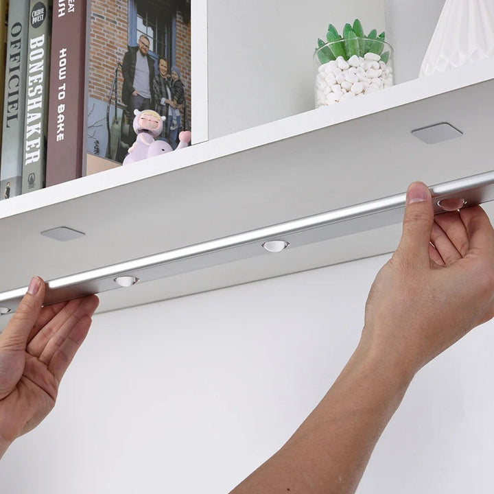Silberne LED Sensorleuchte für Schrankbeleuchtung, dimmbar, kabellos & magnetisch montierbar, mit Bewegungssensor.