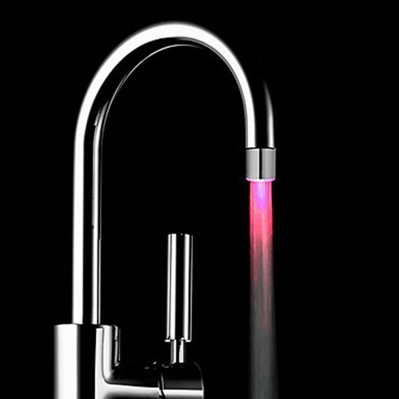 Moderner LED Wasserhahn mit Farbwechsel in einem stilvollen Badezimmer. Innovatives Deko-Accessoire.