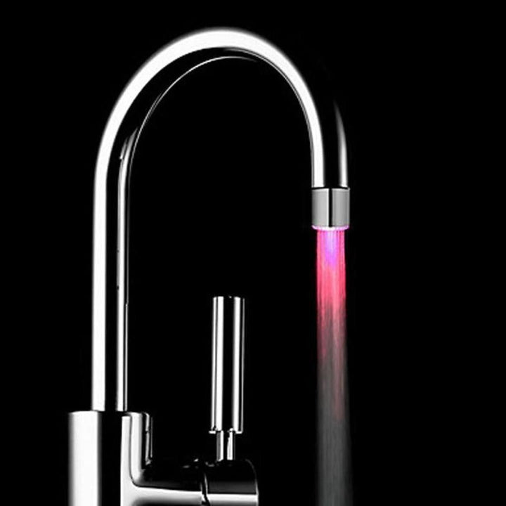 Moderner LED Wasserhahn mit Farbwechsel in einem stilvollen Badezimmer. Innovatives Deko-Accessoire.