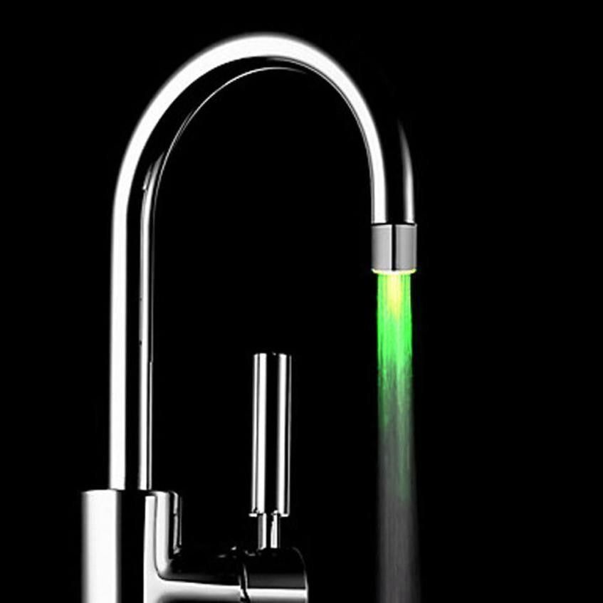 Nahaufnahme: Wasserstrahl aus LED Wasserhahn leuchtet in bunten Farben, erzeugt faszinierenden Lichteffekt.