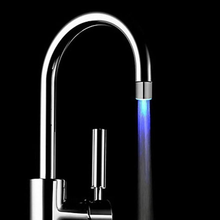 Innovativer LED Wasserhahn mit Farbwechsel-Licht für die Küche; bringt modernes Flair & Licht-Deko.
