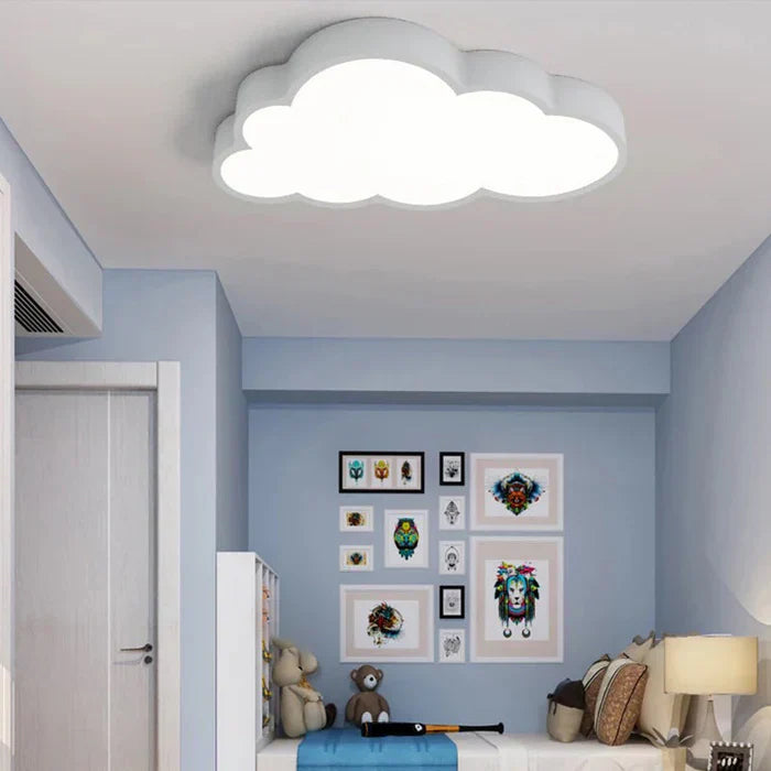 Detailaufnahme der LED Kinderzimmer-Wolkenlampe. Dimmbare Deckenleuchte aus Acryl, warmweißes Licht.