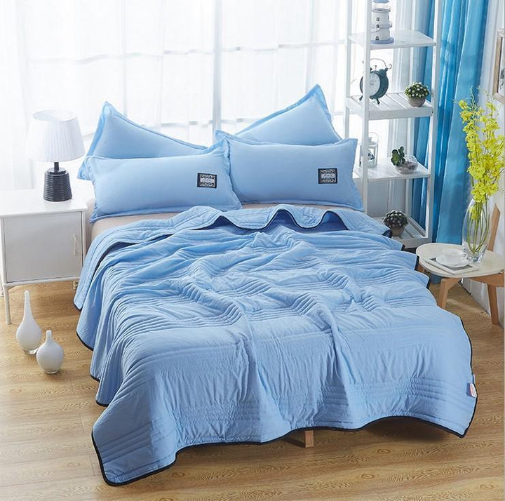 Sanft fallende, leichte Sommer-Kühldecke. Ideal für entspannte Nächte dank atmungsaktiver Bambus-Baumwoll-Mischung.