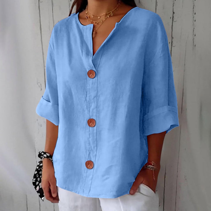 Rückenansicht der legeren Clara Leinenbluse für Damen, ideal für einen entspannten Sommer-Look.
