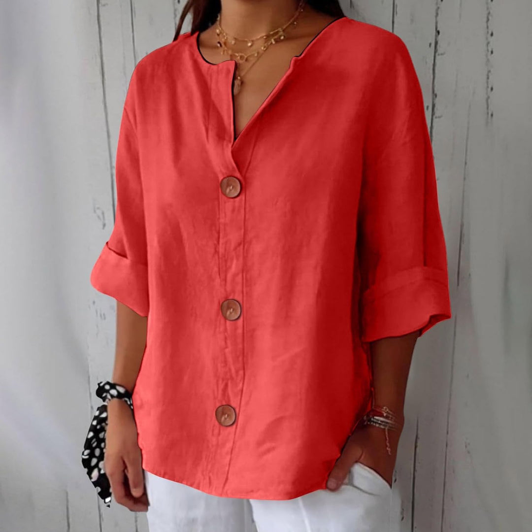 Detailansicht der Clara Damenbluse aus Leinen, hochwertige Verarbeitung, für sommerliche Looks.