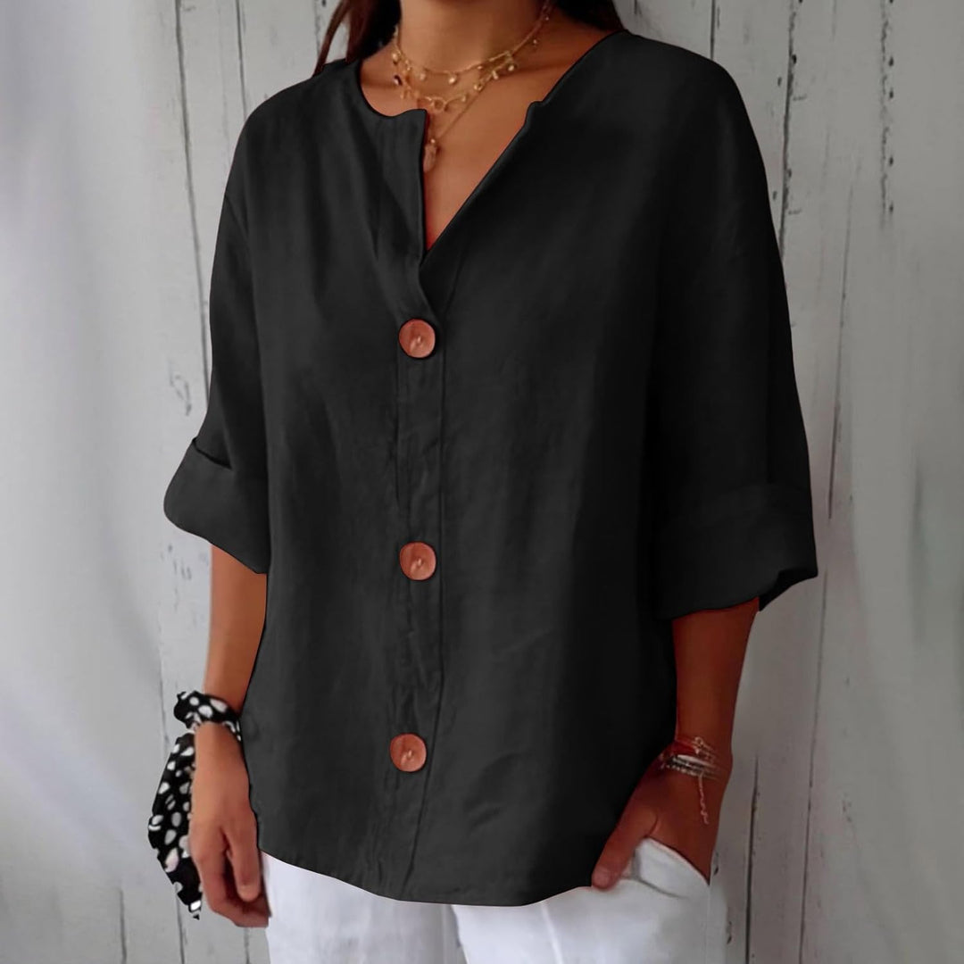 Ganze Ansicht der Clara Leinenbluse an einem Model, zeigt den fließenden, eleganten Casual-Stil.