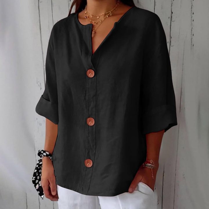 Ganze Ansicht der Clara Leinenbluse an einem Model, zeigt den fließenden, eleganten Casual-Stil.