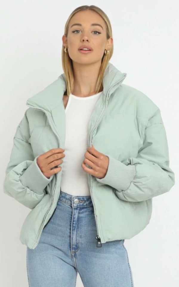Leichte Damen Pufferjacke Sofia, stilvoll und warm, perfekt als Übergangsjacke für den Herbst.
