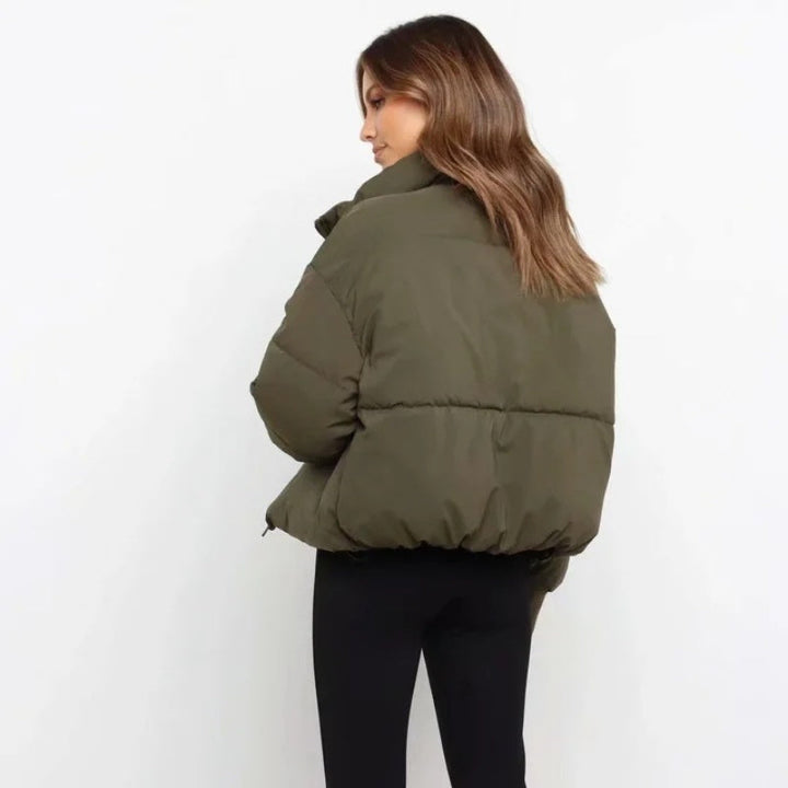 Damen Pufferjacke Sofia, leicht zu kombinieren, stilvoll und warm für städtische Outfits.