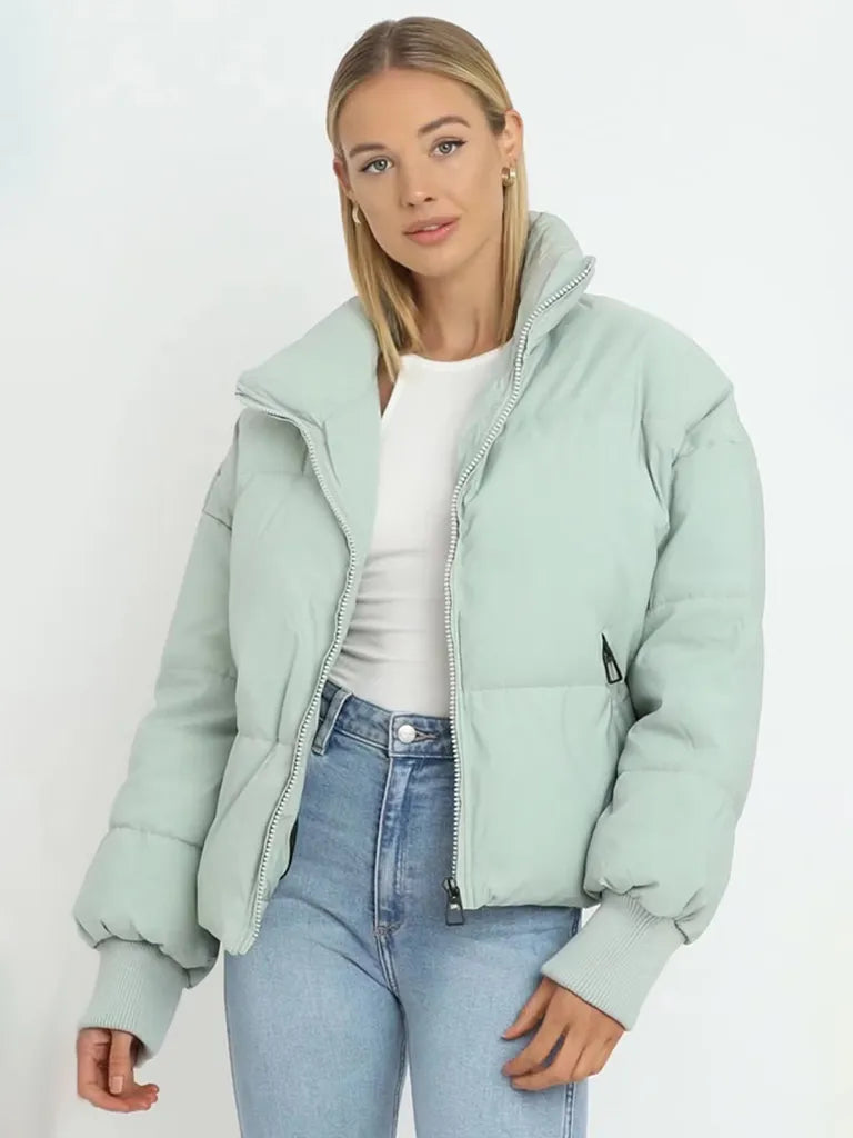 Moderne Damen Leichtjacke Sofia, ideal für Outdoor-Aktivitäten und kühle Tage, elegant und bequem.