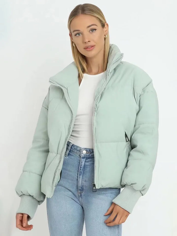 Moderne Damen Leichtjacke Sofia, ideal für Outdoor-Aktivitäten und kühle Tage, elegant und bequem.