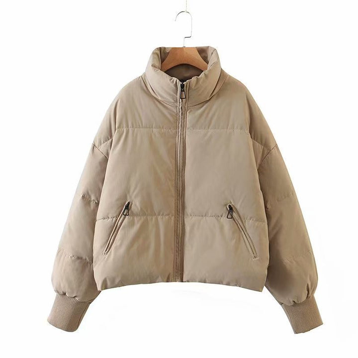 Detailaufnahme der Damen Pufferjacke Sofia: Reißverschluss und Stehkragen, hochwertige Verarbeitung.