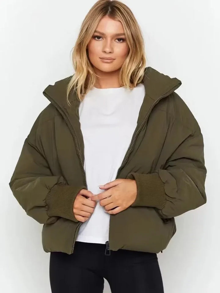 Damen Pufferjacke Sofia, leicht und warm, perfekt für Spaziergänge und Outdoor-Freizeit.