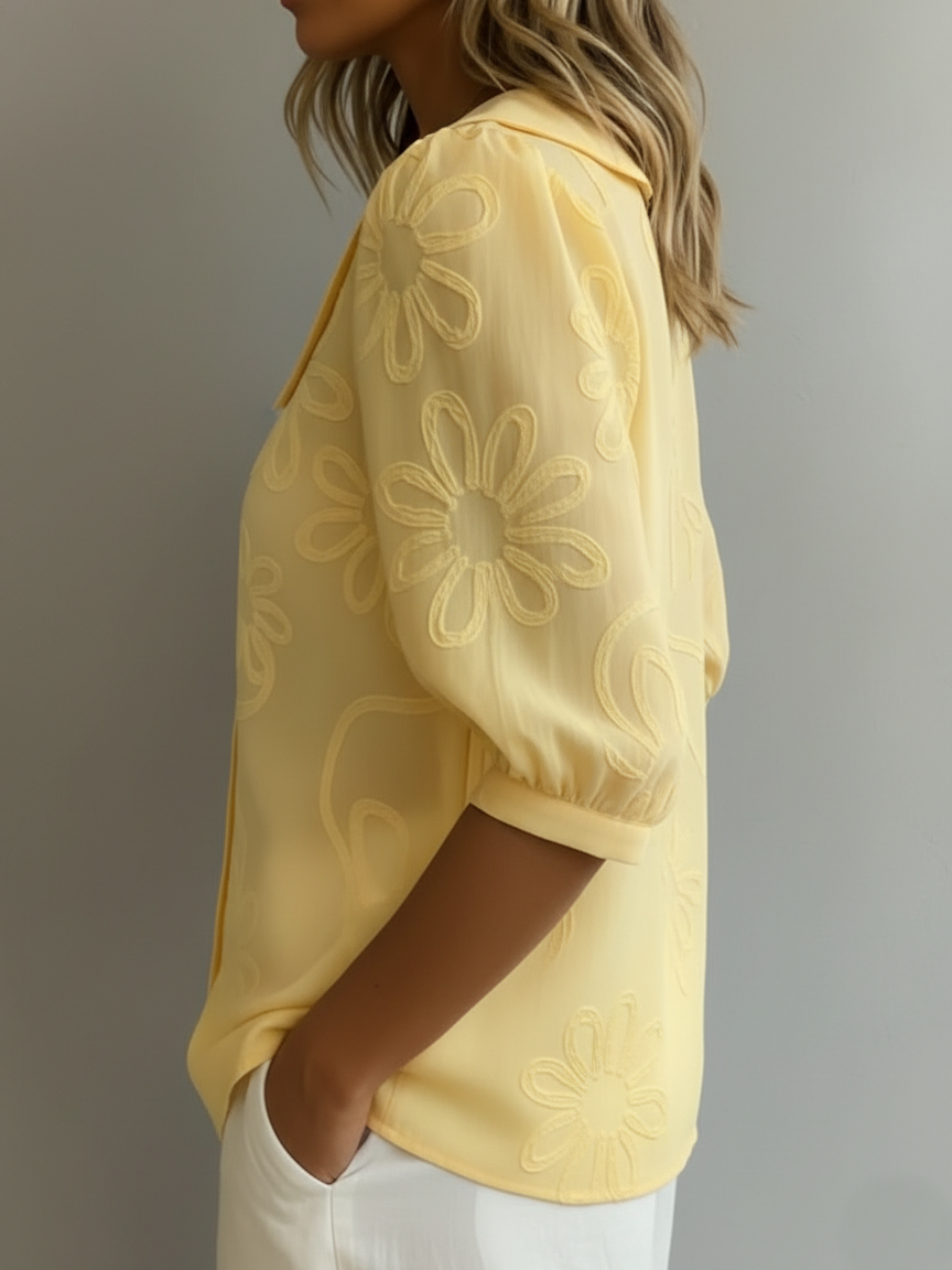 Elegante Damen Umstandsbluse mit gelb-weißem Blumenmuster; bequeme leichte Sommerbluse für Freizeit & Alltag.