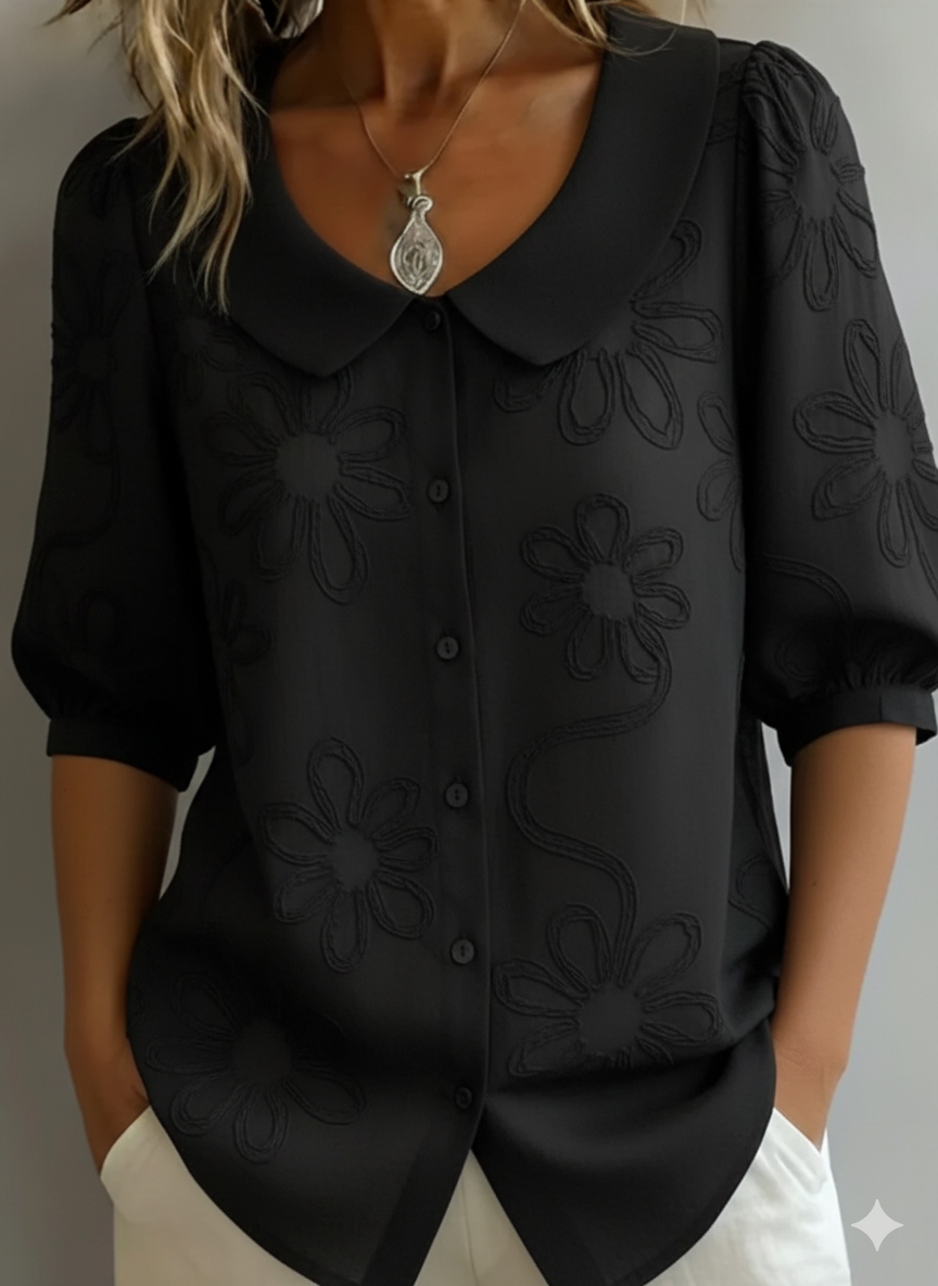 Luftige, leichte Sommerbluse für Damen mit elegantem Blumenmuster; bequeme Freizeitbluse, auch als Umstandsmode.