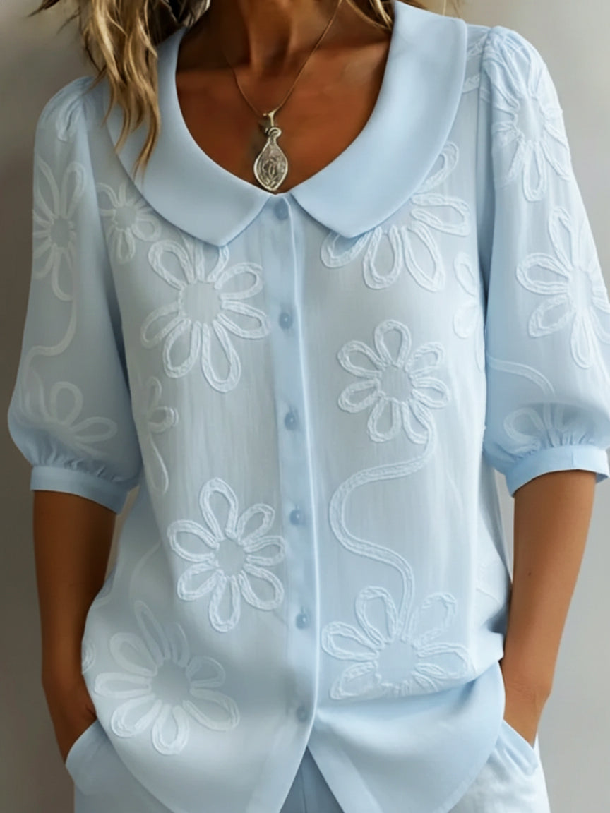 Modische Damenbluse mit floralem Design und 3/4-Ärmeln, schwarzem Hintergrund; ideale leichte Sommer- & Umstandsbluse.