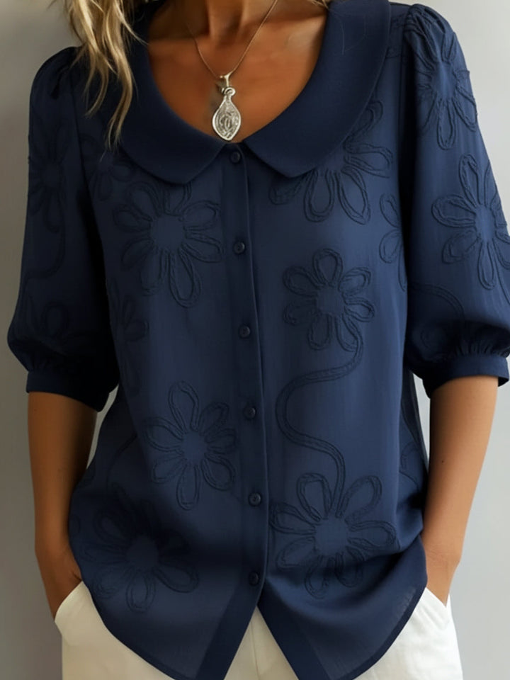 Dunkelblaue Damenbluse mit zartem Blumenmuster, 3/4-Arm; leichte elegante Umstandsbluse für feminine Alltagslooks.