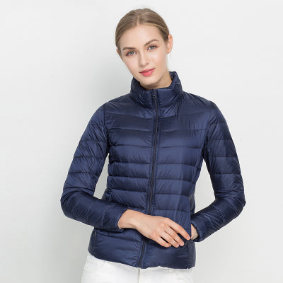 Federleichte Damen Daunenjacke "Alina", gesteppt, elegant und warm, perfekt als stilvolle Übergangsjacke.