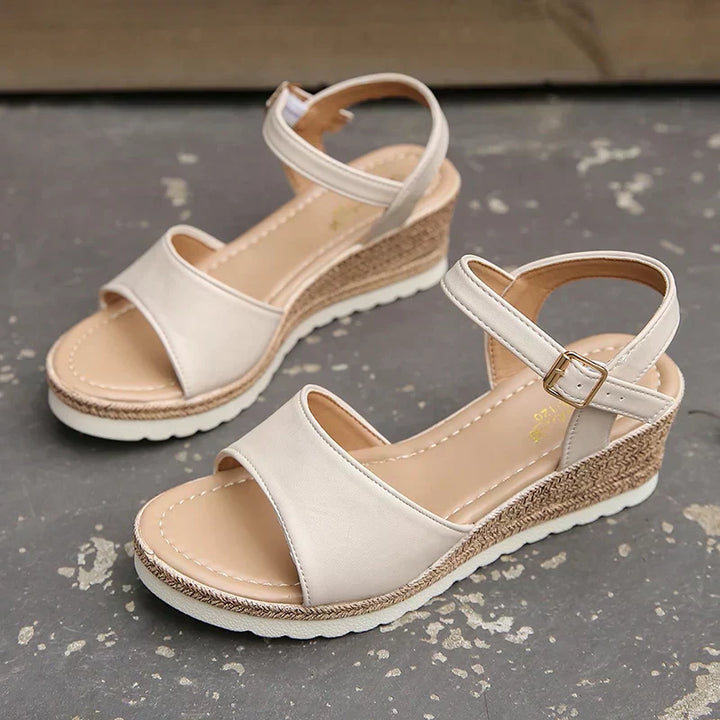 Frau trägt leichte Keilabsatz-Sandalen, die perfekten Damenschuhe für elegante Sommer-Looks.