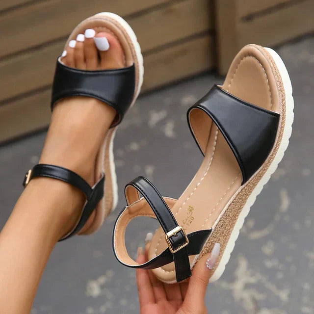 Komfortable Keilabsatz-Sandalen für Damen, bieten Eleganz und Leichtigkeit für den Sommerurlaub.