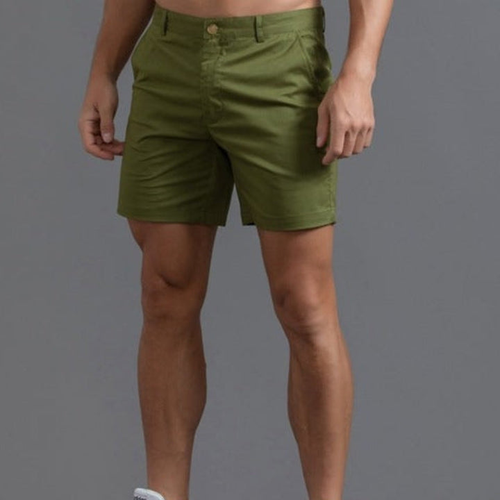 Mann trägt lässige und leichte Herren Chino-Shorts in Beige, passend für sommerliche Freizeitaktivitäten.