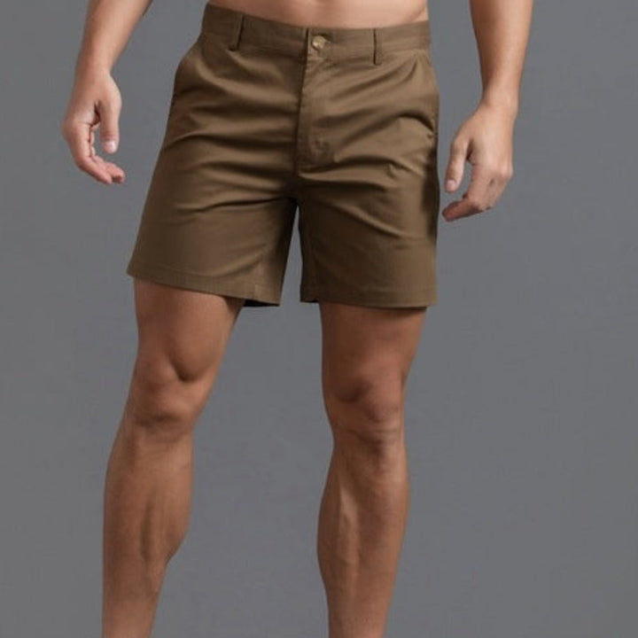 Nahaufnahme einer Chino-Shorts für Herren, zeigt Details des leichten, atmungsaktiven Sommerstoffs.