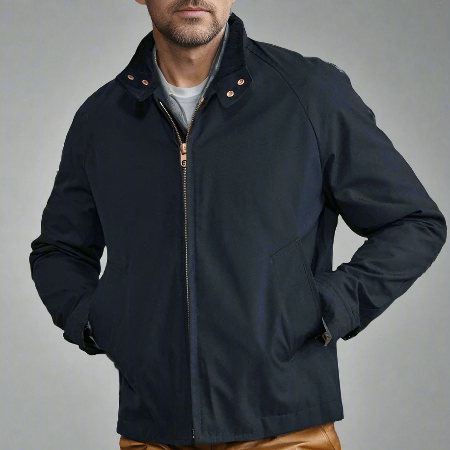 Stilvolle Herrenjacke für den Sommer, leicht und atmungsaktiv, ideal für Reisen und Outdoor-Aktivitäten.