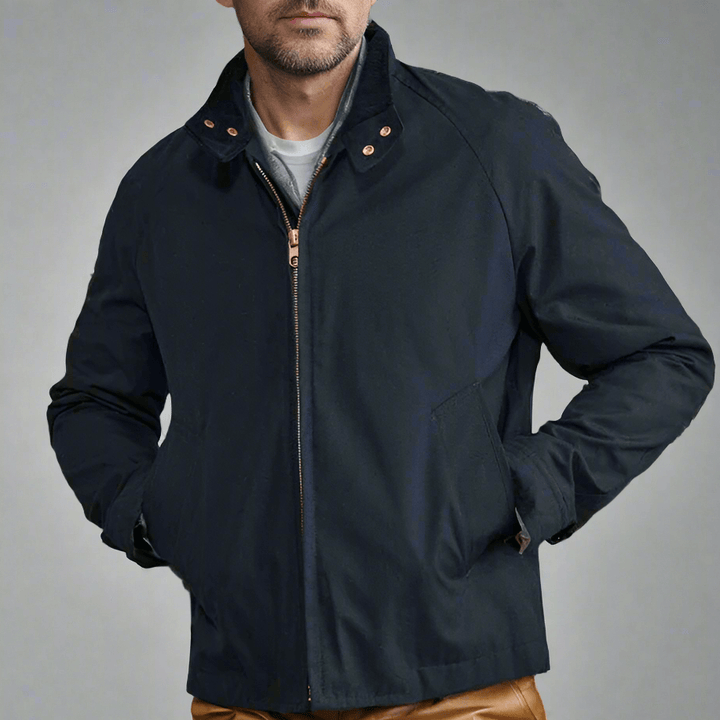 Stilvolle Herrenjacke für den Sommer, leicht und atmungsaktiv, ideal für Reisen und Outdoor-Aktivitäten.