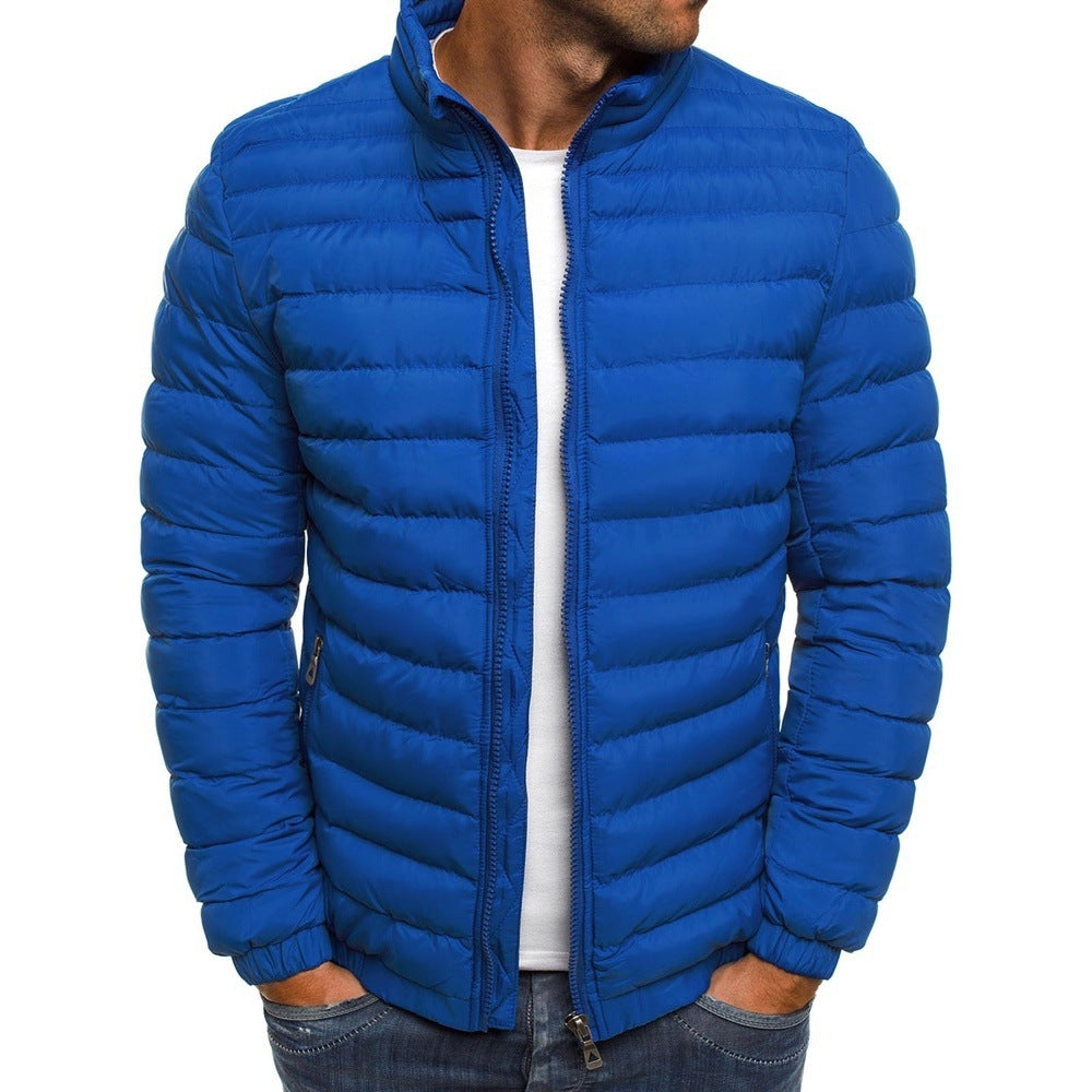 Mann trägt die stilvolle, warme Herren Steppjacke Nolan beim Herbstspaziergang.