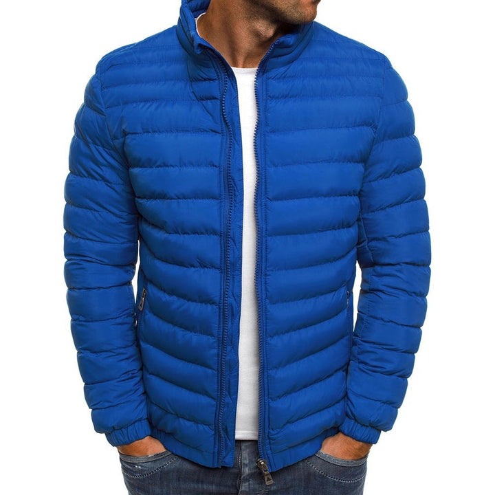 Mann trägt die stilvolle, warme Herren Steppjacke Nolan beim Herbstspaziergang.