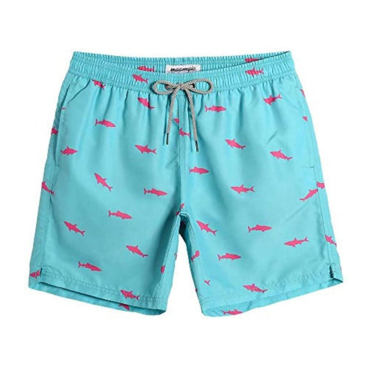 Seitenansicht: Stilvolle Herren Strandshorts. Bequeme, schnelltrocknende Badehose für Sommer & aktive Freizeit.